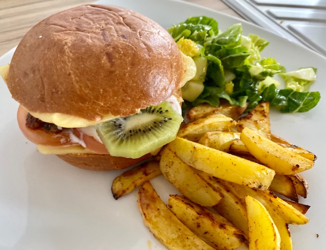 Veganer Burger mit Salat und Kartoffelecken
